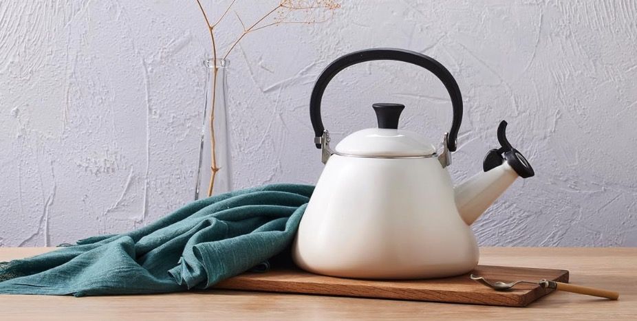 LE CREUSET Kone Wasserkessel 1.6l in Meringue Weiß für 74,99€ (statt 98€)   Pink 64,99€
