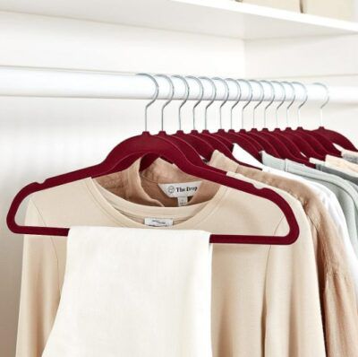 50x Amazon Basics Kleiderbügel in Burgunderrot für 23,39€ (statt 33€)