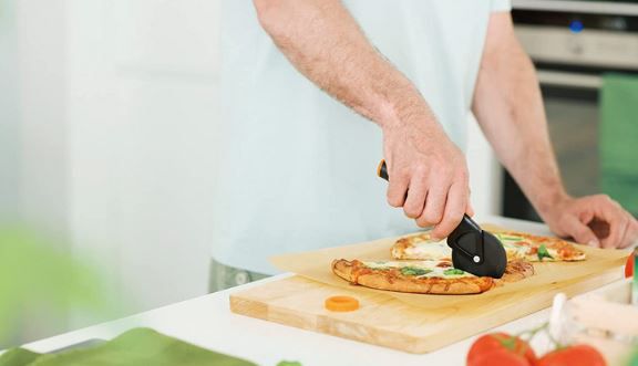 Fiskars Functional Form Pizzaschneider, 19 cm für 9,69€ (statt 13€)   Prime