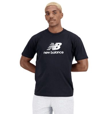 New Balance Shirt Essential Stacked Logo in 5 Farben für 17,99€ (statt 27€)