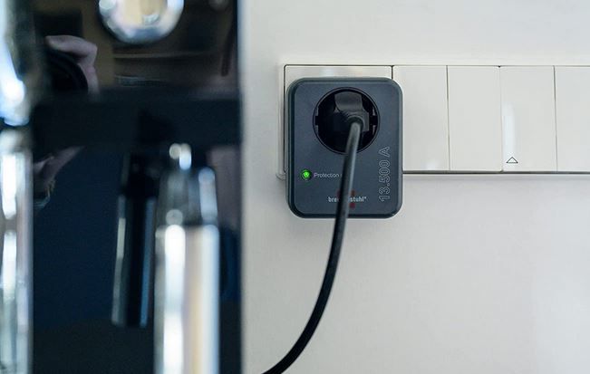 Brennenstuhl Adapter mit Überspannungsschutz, 13.500 A für 6,57€ (statt 10€)