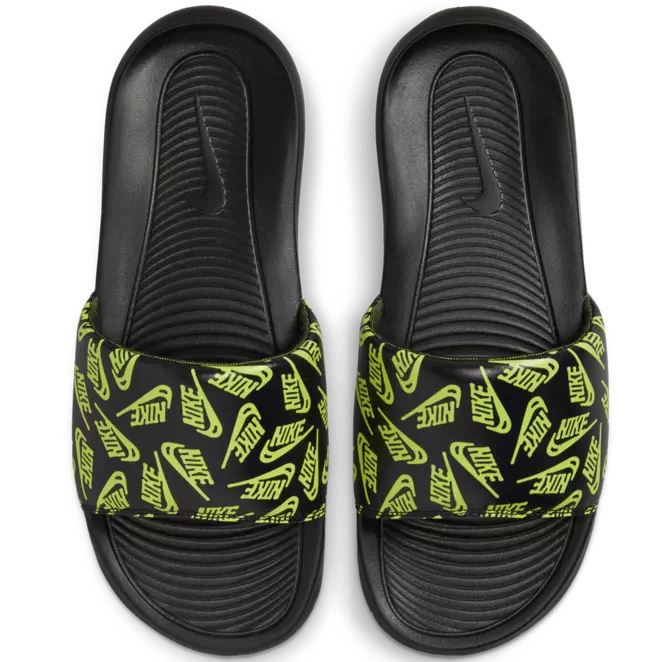 Nike Victori One Printed Slide Badelatschen für 22,99€ (statt 28€)