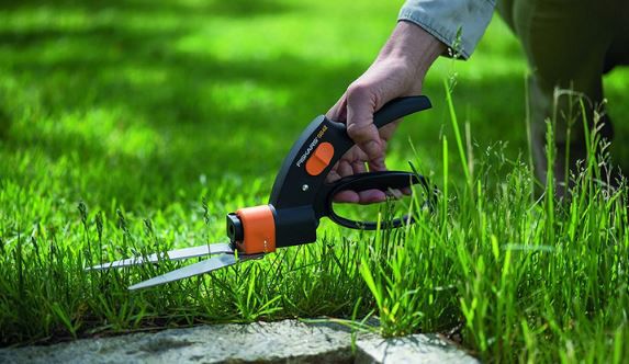 Fiskars GS42 Rasenkantenschere mit Servo System für 18,21€ (statt 25€)   Prime