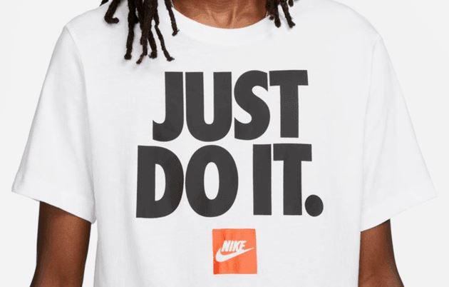 Nike Sportswear Just Do It Verbiage Shirt in 3 Farben für je 17,49€ (statt 23€)