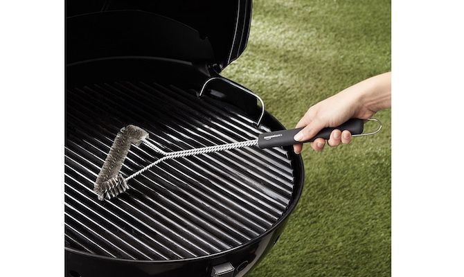 Amazon Basics   dreieckige Grillbürste mit 45,7cm für 9€ (statt 17€)