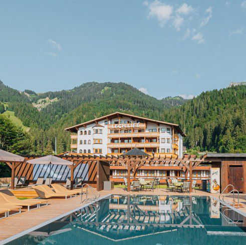 2 ÜN in Nordtirol im 4* Lechlife Travelhouse inkl. Frühstück & Wellnes ab 174€ p.P.