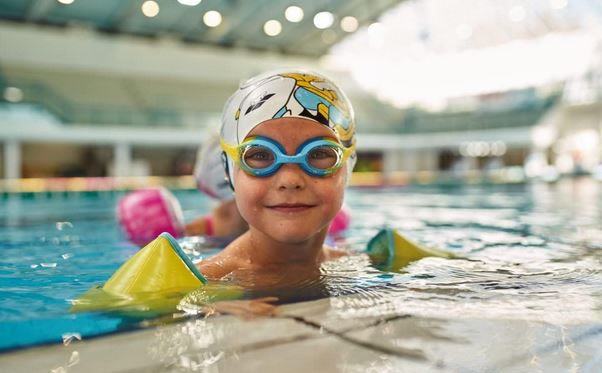 Arena Youth Spider Kids Schwimmbrille für 7,99€ (statt 13€)