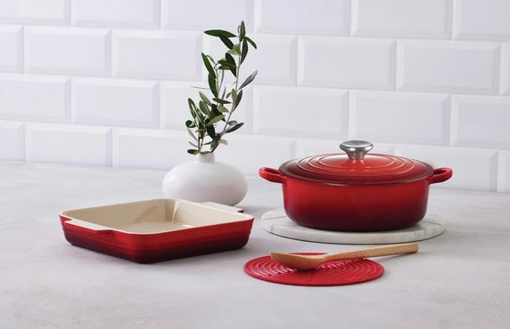 Le Creuset Sauteuse, 24cm + Auflaufform & Topflappen für 155,94€ (statt 189€)