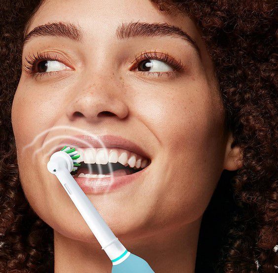 Oral B Pro 700 Cross Action eZahnbürste für 27,99€ (statt 32€)