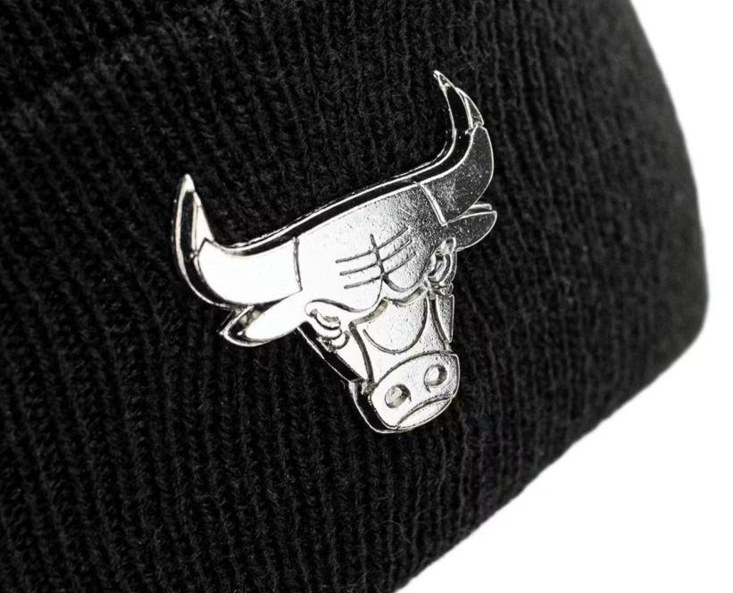 New Era NBA Bulls Metallic Badge Beanie für 12,98€ (statt 22€)