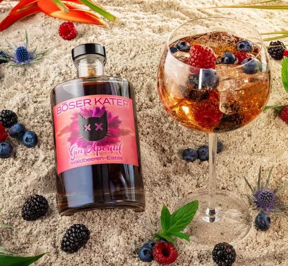 Böser Kater Waldbeeren Eistee Gin Aperitif, 0,5l, 15,2% Vol. für 20,28€ (statt 23€)