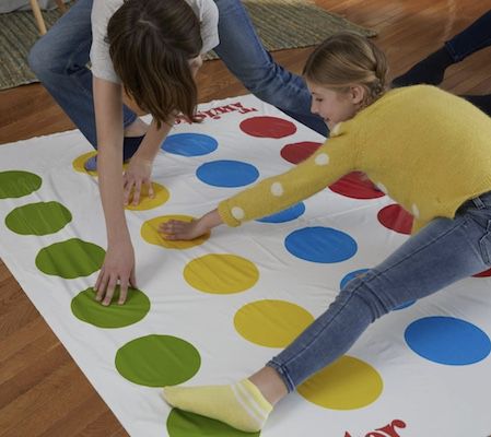 Hasbro Gaming Twister Partyspiel (franz. Version) für 9,64€ (statt 22€)