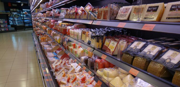 Leere Supermarkt Regale wegen Tarifstreit