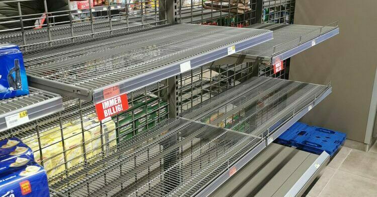 Leere Supermarkt Regale wegen Tarifstreit