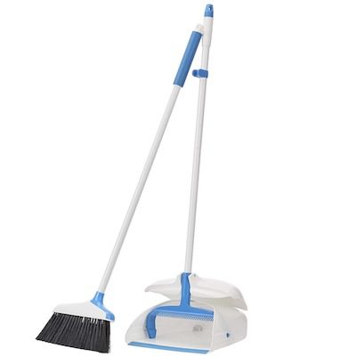 Amazon Basics – Besen mit Kehrschaufel mit Griff für 12,36€ (statt 19€)