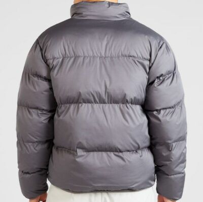 Nike Sportswear Club Puffer Jacke in Anthrazit für 119,40€ (statt 149€)