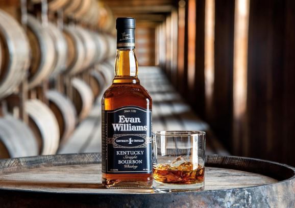 Evan Williams Black Label Kentucky Straight Bourbon Whiskey, 1L für 19,47€ (statt 27€)