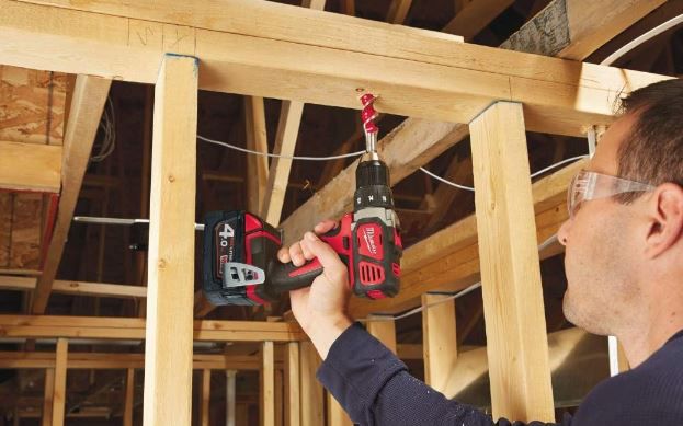 Milwaukee M18 BDD 402X Akku Bohrschrauber mit 2 Akkus für 250,63€ (statt 396€)