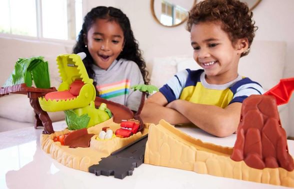 Mattel HNL99 Pixar Cars Dinosaurier Spielplatz Spielset für 17,99€ (statt 35€)