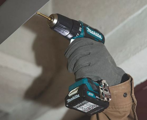 Makita DF333DWAE Akku Bohrschrauber mit 2 Akkus & Ladegerät für 118,99€ (statt 139€)