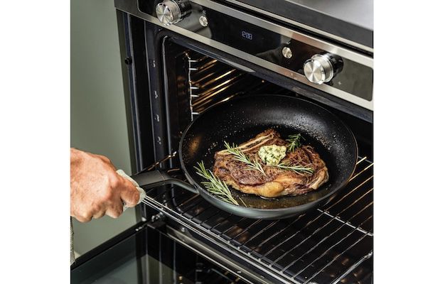 KitchenAid Classic Forged Bratpfanne mit 28cm für 25,42€ (statt 30€)