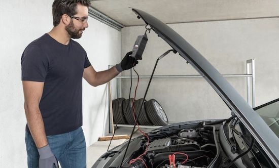 Bosch C40 Li Kfz Batterieladegerät mit Erhaltungsfunktion für 61,78€ (statt 84€)