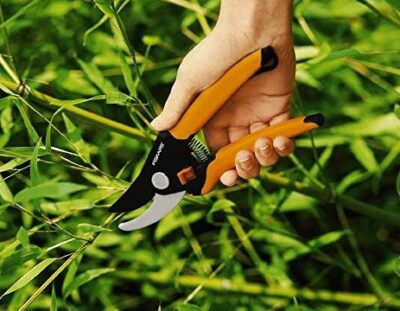 Fiskars Bypass Gartenschere für frische Äste für 14,69€ (statt 18€)