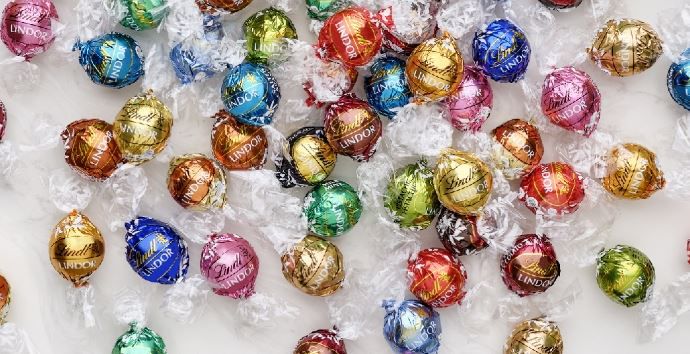 Lindt Lindor Mischung Präsent im Geschenkpapier, 375g für 11,40€ (statt 15€)