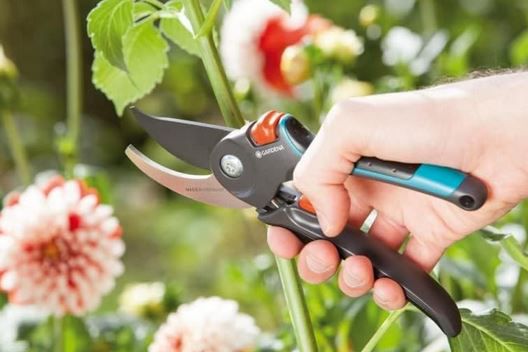 Gardena B/M Gartenschere mit Bypass Schneide für 18,32€ (statt 22€)