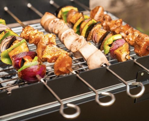 Meateor Mangal Kohlegrill mit 8 Grillspießen für 59€ (statt 99€)