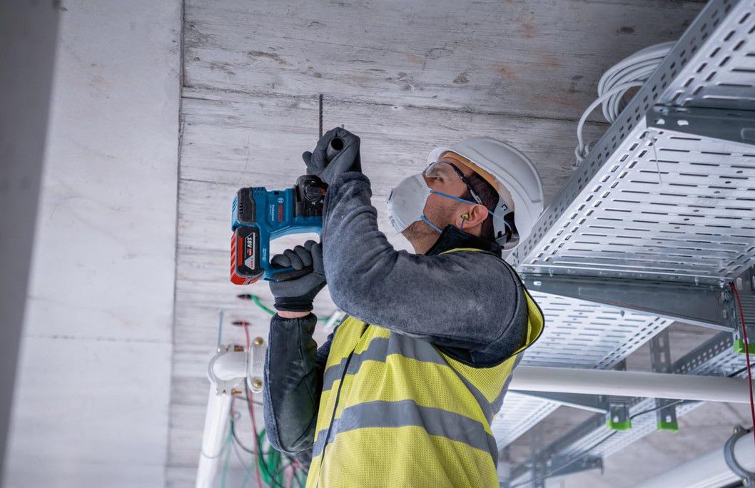 Bosch Pro Combo Akku Bohrhammer & Flex inkl. 2x 4,0Ah Akku etc. für 299,99€ (statt 348€)