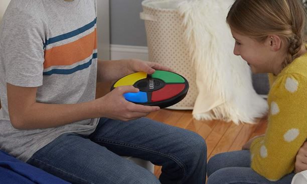 Hasbro Simon, elektronisches Merkspiel für 19,93€ (statt 25€)