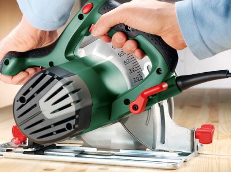 Bosch PKS 66 AF Kreissäge mit Führungsschiene für 109€ (statt 128€)