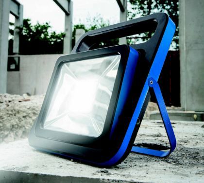 💡 as Schwabe Akku LED Baustrahler inkl. Koffer, 50W für 49,99€ (statt 100€)