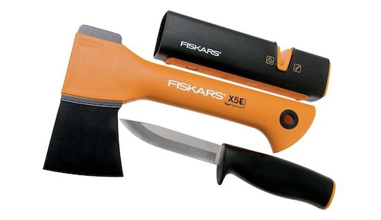 🪓 Fiskars Kaminofen Set (Freizeitbeil, Schärfer, Messer, Köcher) für 52,99€ (statt 57€)