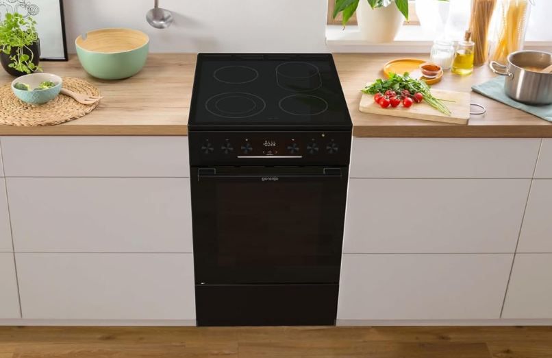 👨‍🍳 Gorenje GECS5C70BPA Elektro Standherd mit Kochfeld, 50cm für 349€ (statt 492€)