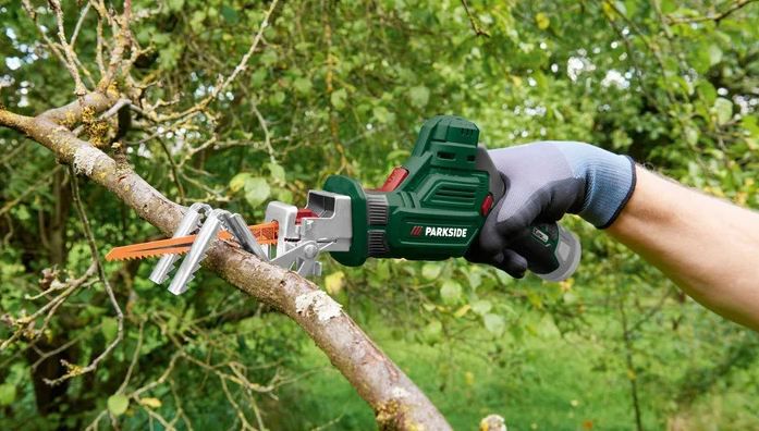 🪚 Parkside PAAS 12 B2 12V Akku Astsäge für 23,94€ (statt 30€)