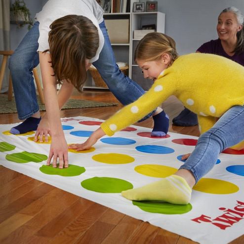Hasbro Gaming Twister Partyspiel für 16,79€ (statt 22€)