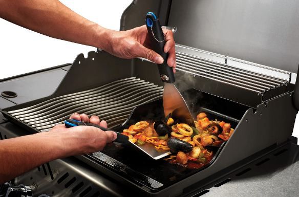 🥩 Napoleon Rogue PRO 425 Charcoal Gasgrill + Plancha + Tool Set für 1.099€ (statt 1.249€)