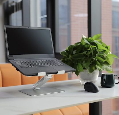 Amazon Basics verstellbarer Laptopständer mit Wärmeabzug für 21,58€ (statt 25€)