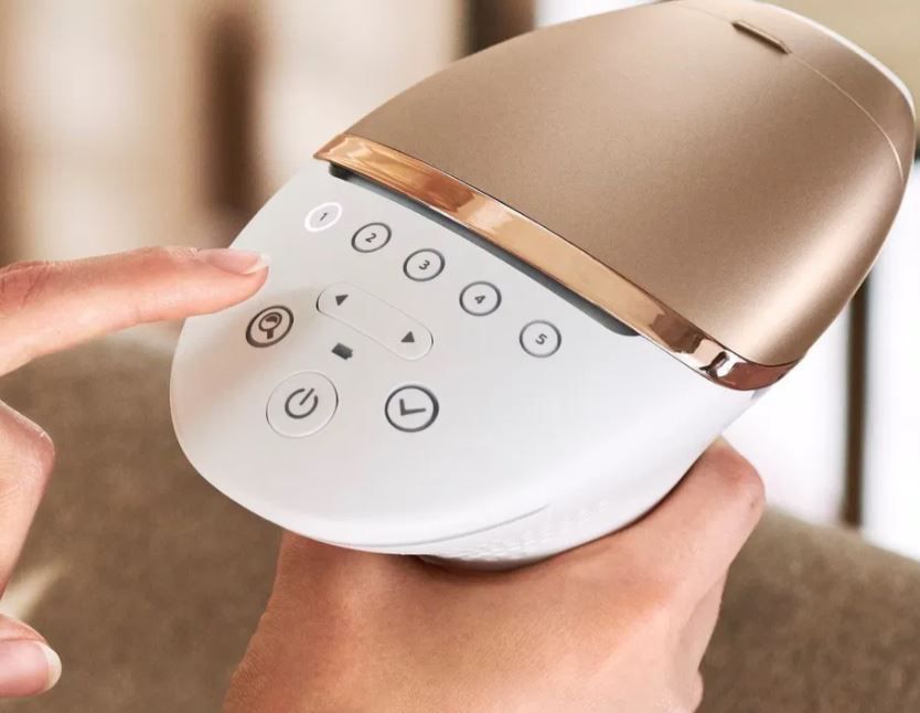 Philips Lumea Serie 9900 SkinAI BRI973/00 IPL Haarentferner für 382,98€ (statt 468€)