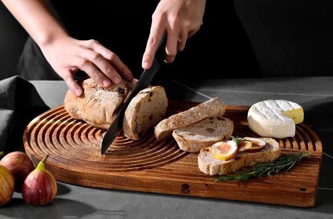 🍞 Bergner Akazien Schneidebrett mit Musterschnitzung für 13,94€ (statt 26€)