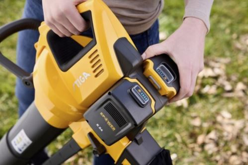 Stiga SVS 100e Kit Akku Laubsauger mit Häcksel  und Blasfunktion für 138,90€ (statt 219€)