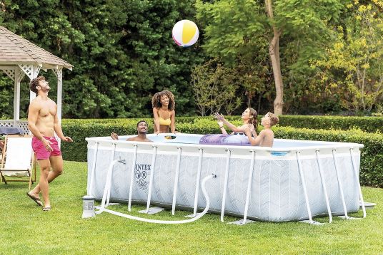 Intex Chevron Prism Rectangular Pool inkl. Filterpumpe + Leiter für 359,99€ (statt 455€)