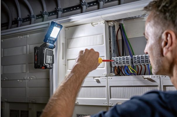 🚧🔦👷🏻 Bosch Professional GLI 18V 800 Akku Leuchte für 59,99€ (statt 74€)