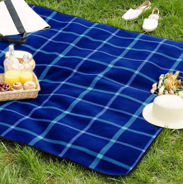 🧺 Amazon Basics Picknickdecke mit wasserdichter Unterseite, 200 x 200cm für 19,43€ (statt 23€)