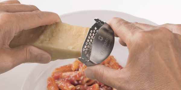 🧀 Victorinox Käsereibe mit feiner Schneide ab 7,49€ (statt 17€)