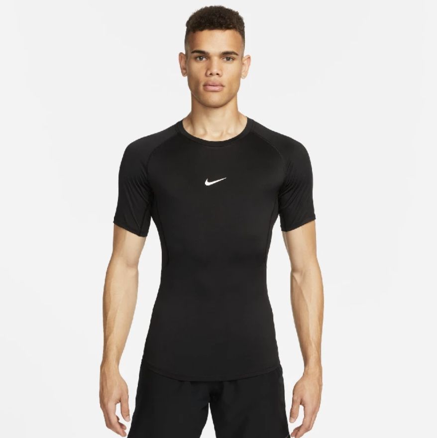 🏃🏻 Amazon: Nike Sale – Sneaker, T-Shirts, Jogginghosen & mehr z.B. Fitness Top ab 21€ (statt 24€)
