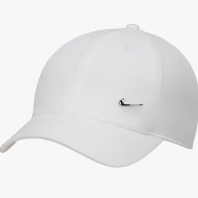 🏃🏻 Amazon: Nike Sale – Sneaker, T-Shirts, Jogginghosen & mehr z.B. Kappe Metal Swoosh H86 für 17€ (statt 22€)
