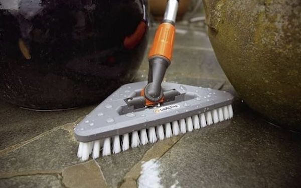 💦 Gardena wasserführende Reinigungsbürste mit Gelenk für 10,60€ (statt 15€)